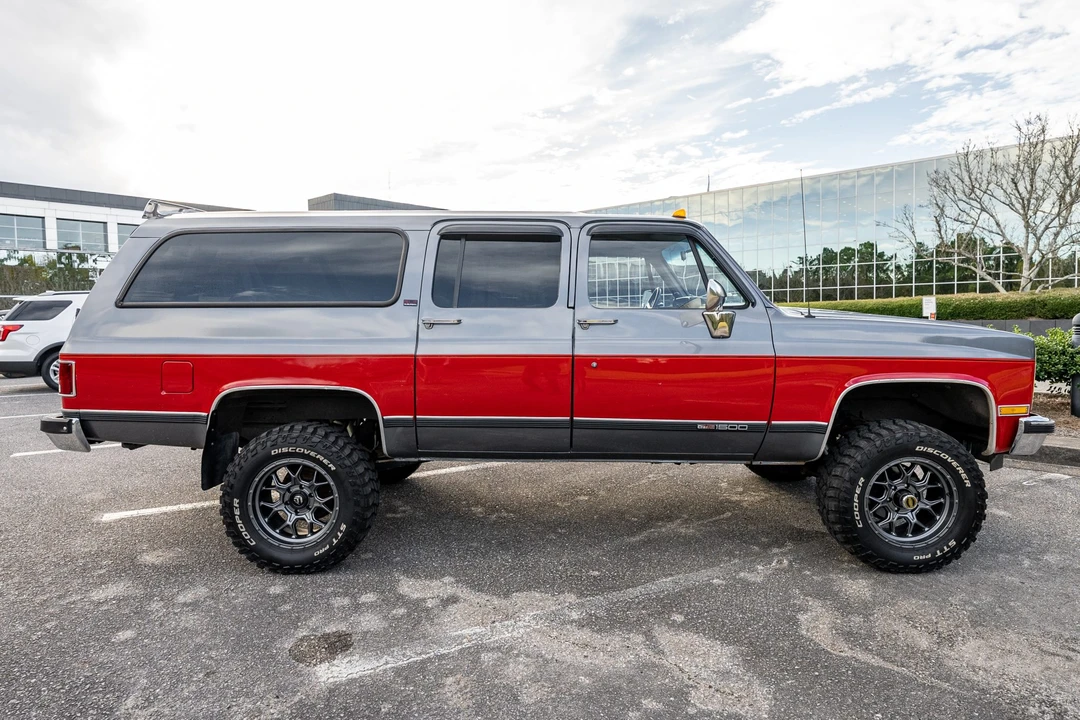 1990 GMC Suburban 7th Gen - Image 9 of 31