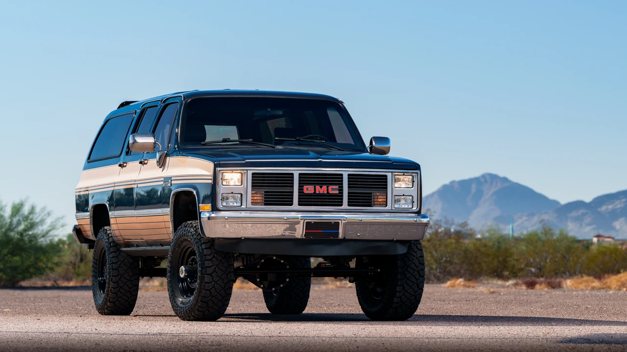 1987 GMC Suburban 7th Gen - Image 2 of 31