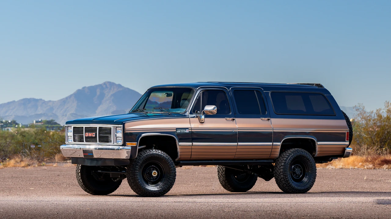 1987 GMC Suburban 7th Gen - Image 11 of 31