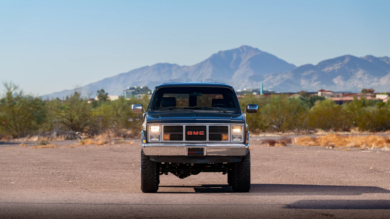 1987 GMC Suburban 7th Gen - Image 12 of 31