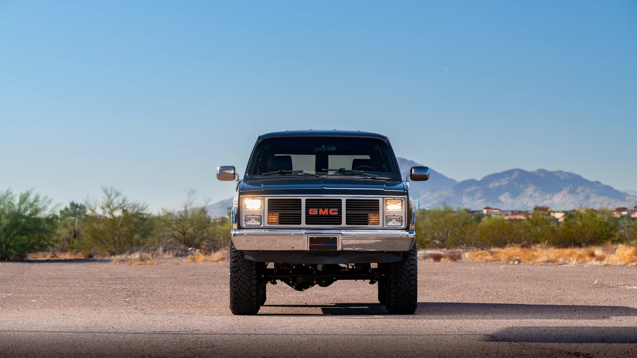 1987 GMC Suburban 7th Gen - Image 13 of 31