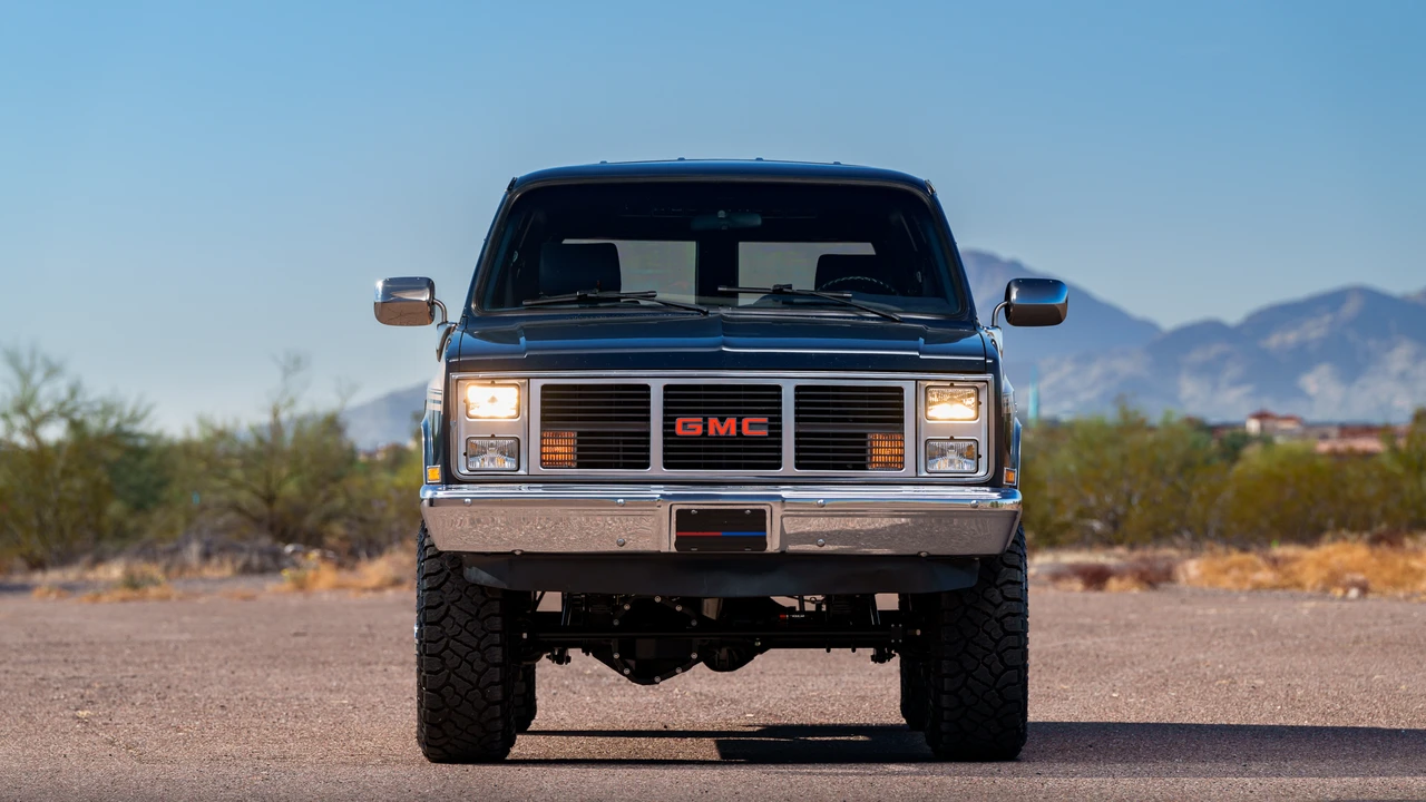 1987 GMC Suburban 7th Gen - Image 14 of 31