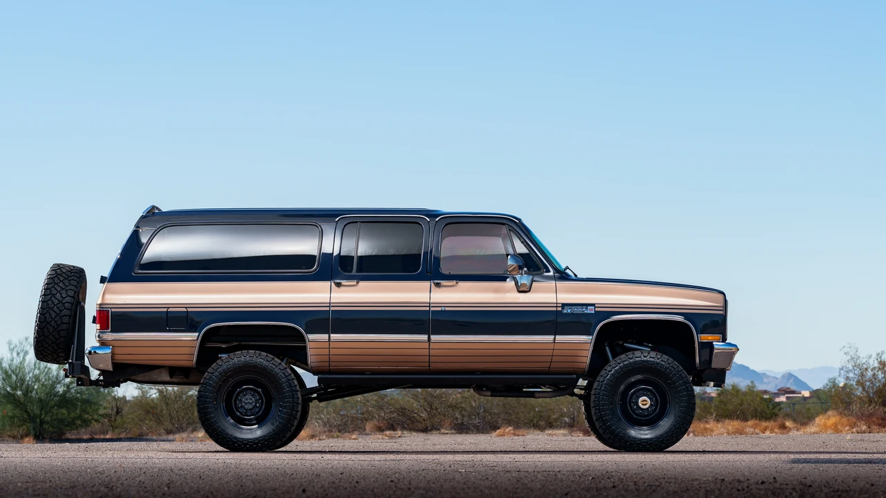 1987 GMC Suburban 7th Gen - Image 18 of 31