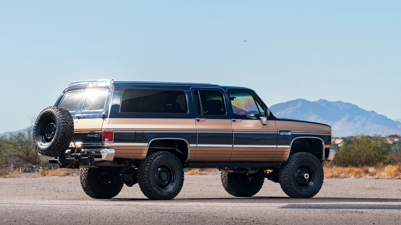 1987 GMC Suburban 7th Gen - Image 21 of 31