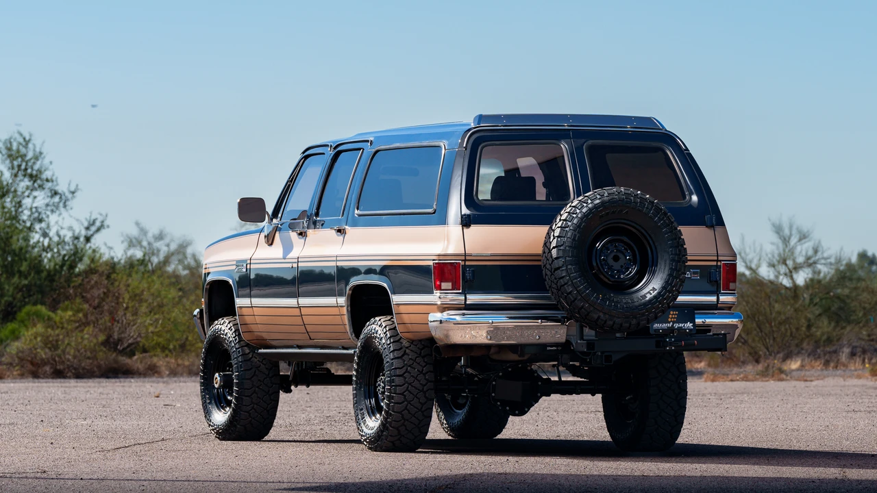 1987 GMC Suburban 7th Gen - Image 24 of 31