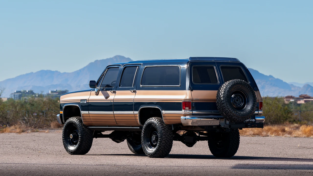 1987 GMC Suburban 7th Gen - Image 26 of 31