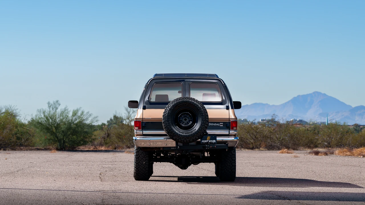 1987 GMC Suburban 7th Gen - Image 27 of 31