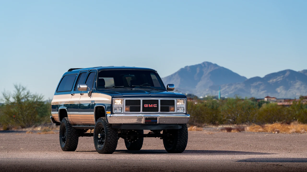 1987 GMC Suburban 7th Gen - Image 4 of 31