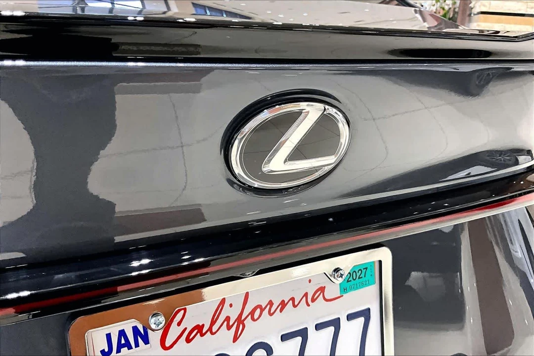 2023 Lexus IS 3rd Gen - Image 29 of 31