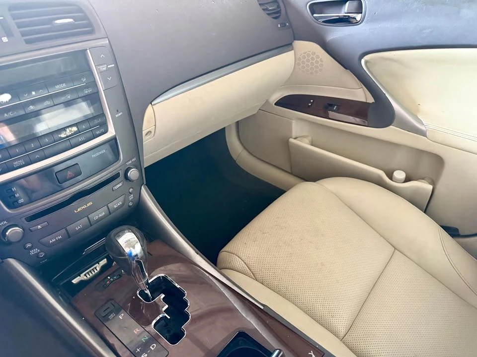 Lexus IS - Image 7 of 10