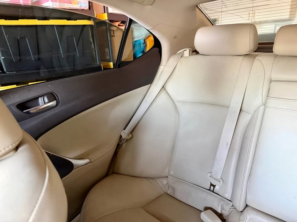 Lexus IS - Image 9 of 10