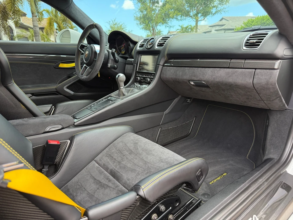 2016 Porsche 981 Cayman GT4 - Image 9 of 20