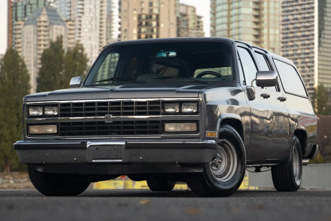 1989 GMC Suburban 7th Gen - Image 4 of 31