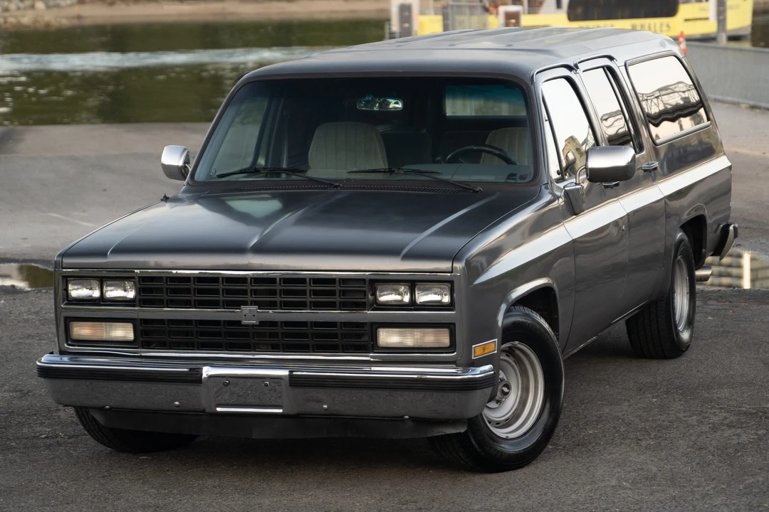 1989 GMC Suburban 7th Gen - Image 2 of 31