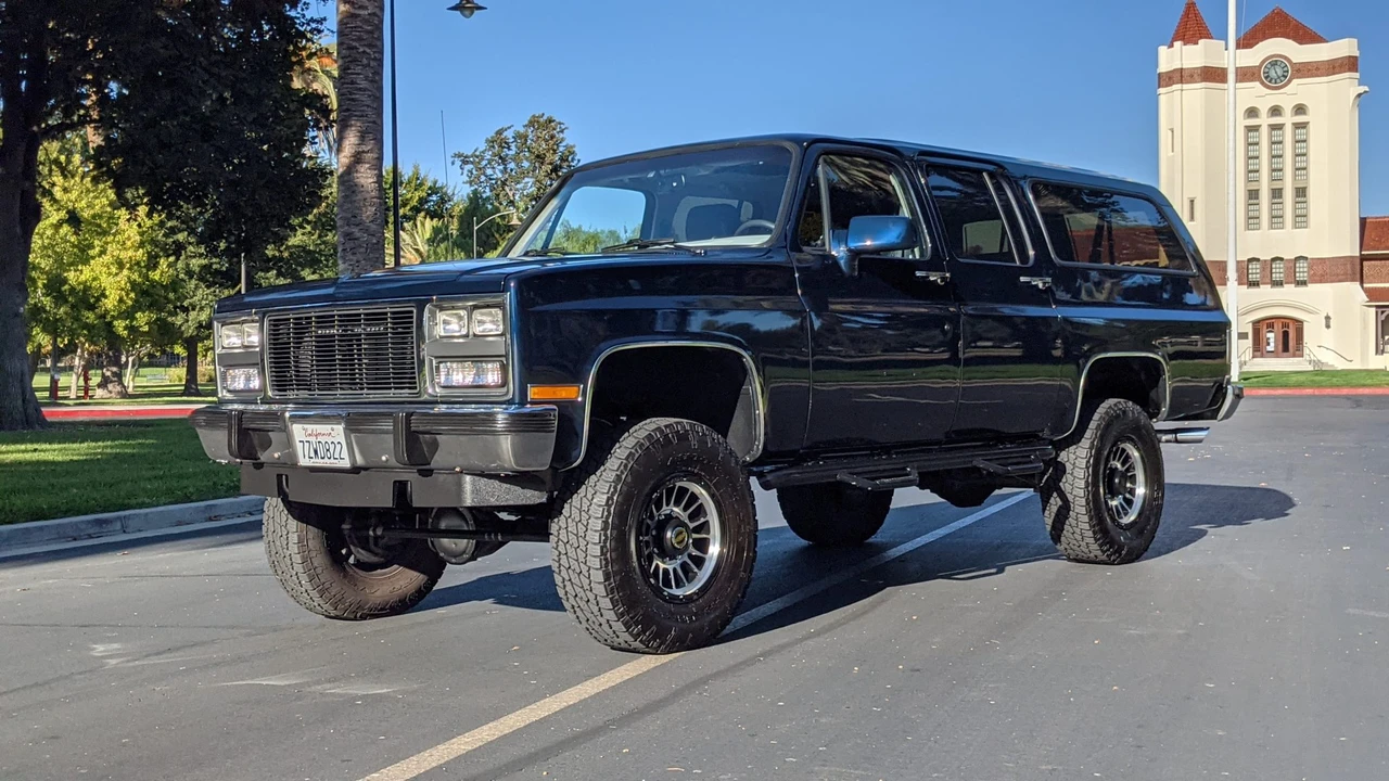 1991 GMC Suburban 7th Gen - Image 10 of 31