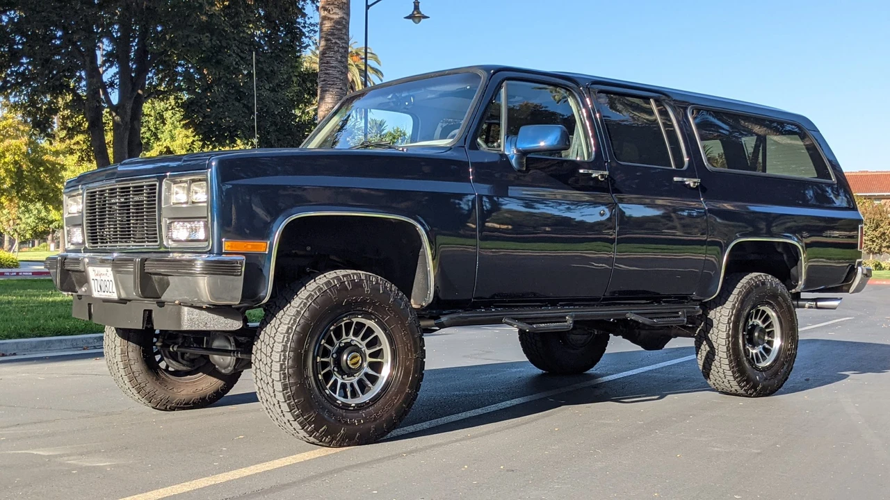 1991 GMC Suburban 7th Gen - Image 9 of 31