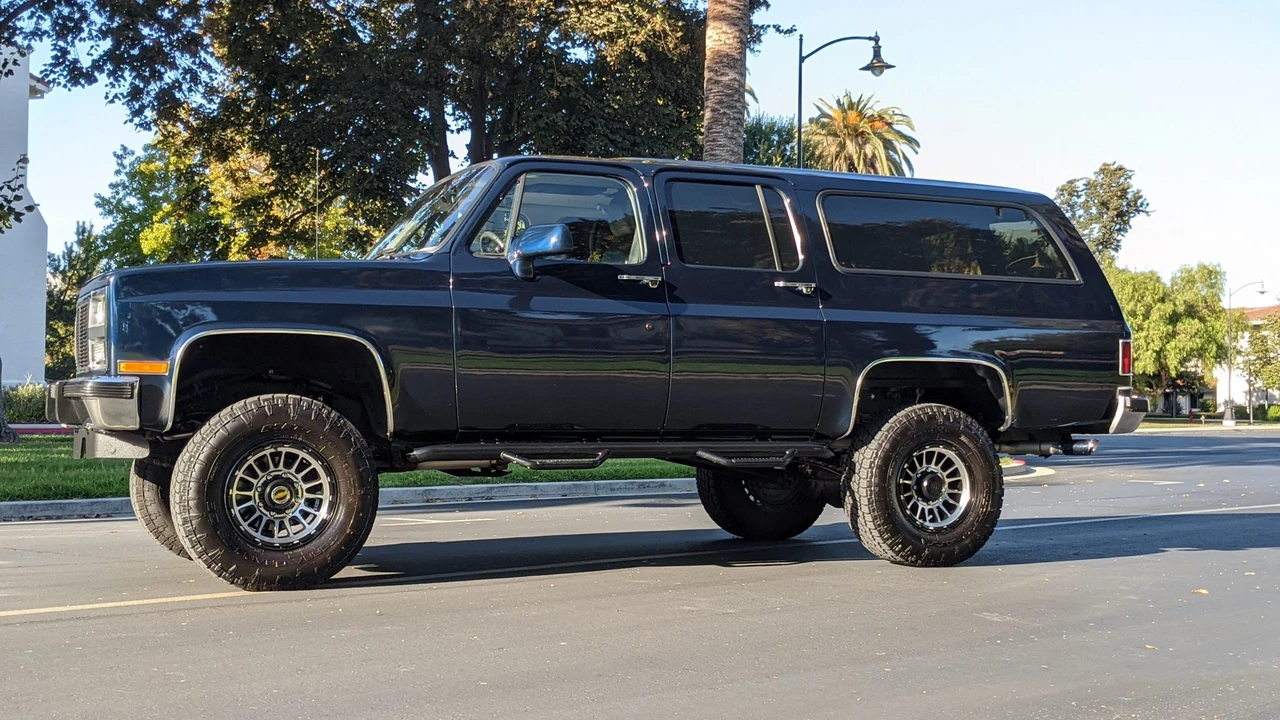 1991 GMC Suburban 7th Gen - Image 11 of 31