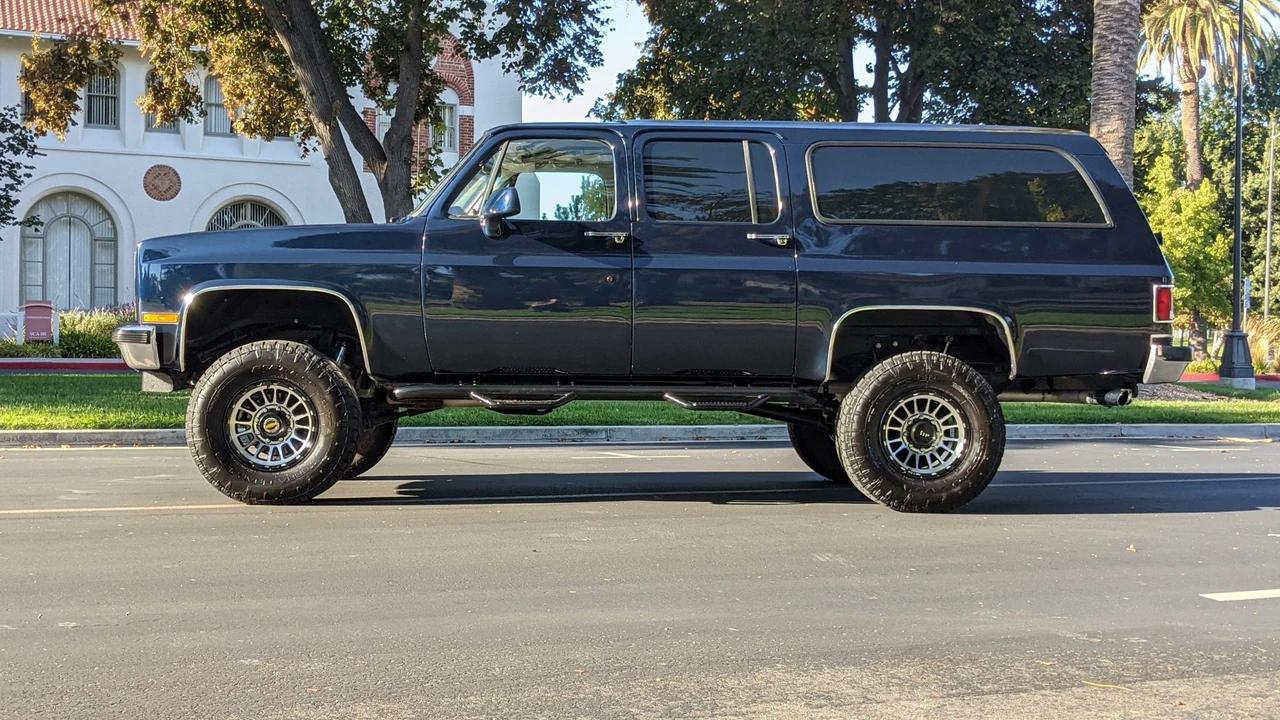 1991 GMC Suburban 7th Gen - Image 12 of 31