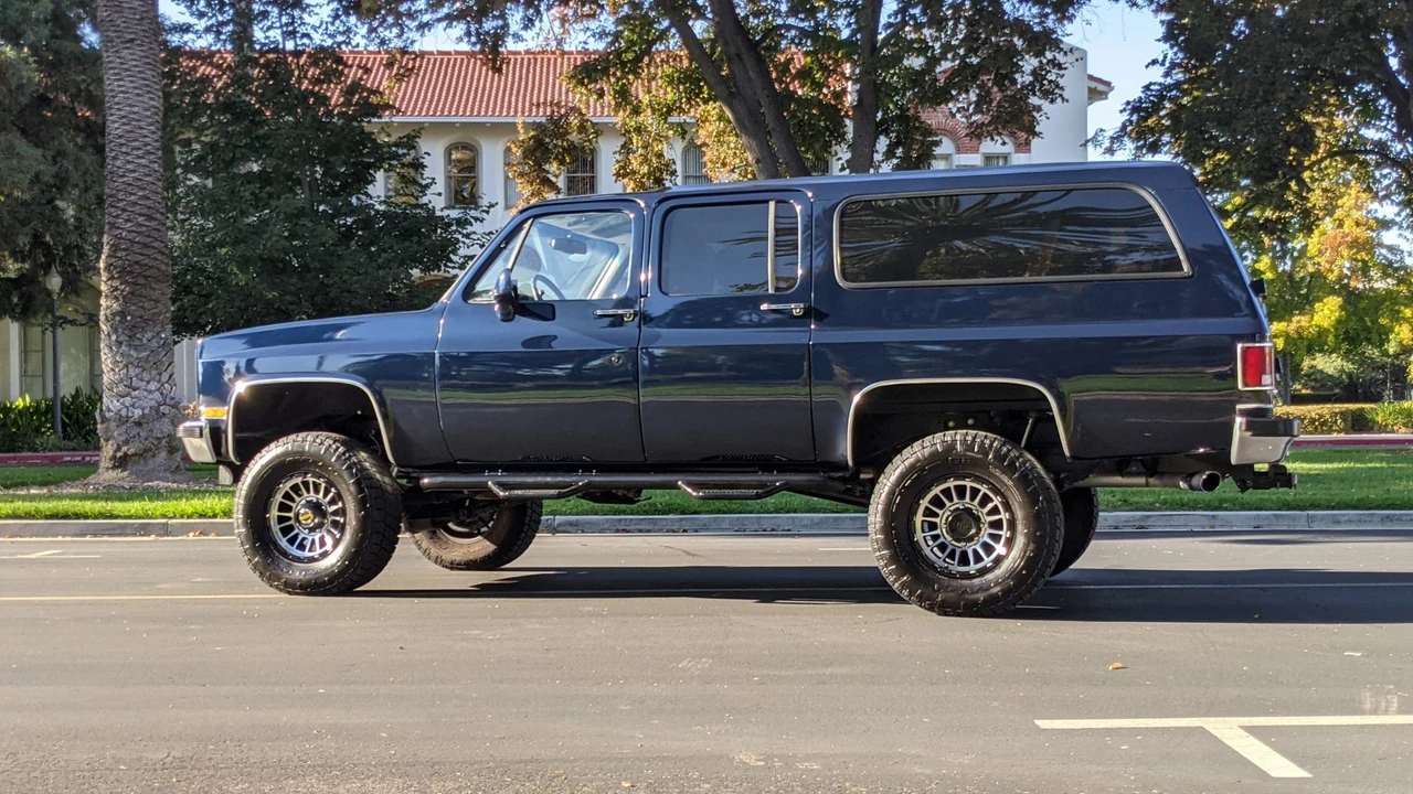1991 GMC Suburban 7th Gen - Image 13 of 31