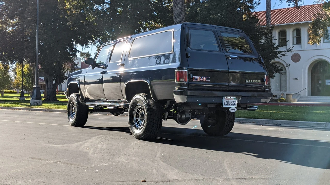1991 GMC Suburban 7th Gen - Image 15 of 31