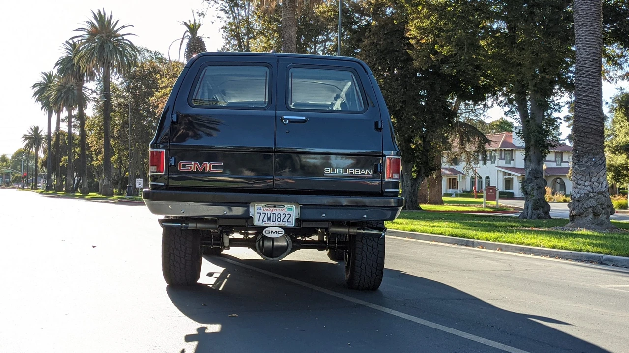 1991 GMC Suburban 7th Gen - Image 17 of 31