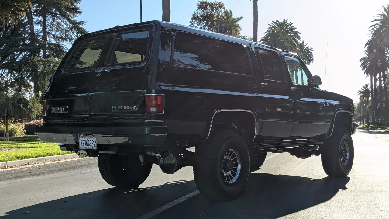 1991 GMC Suburban 7th Gen - Image 18 of 31