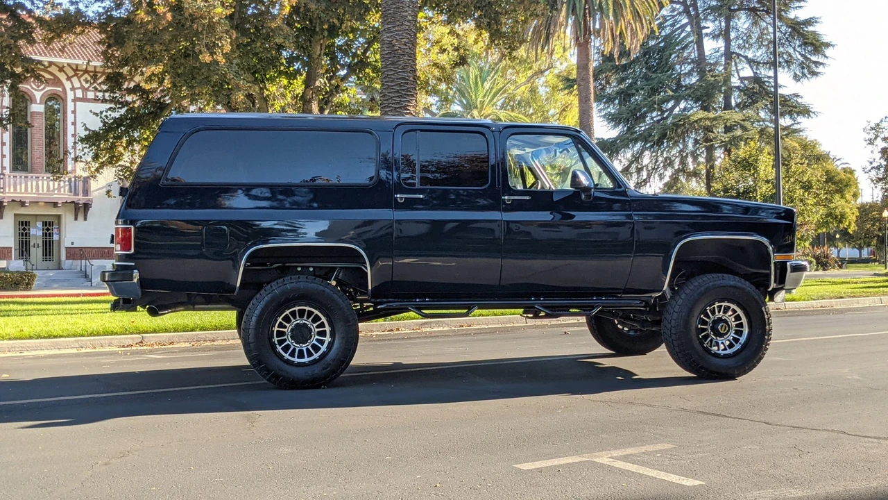 1991 GMC Suburban 7th Gen - Image 21 of 31