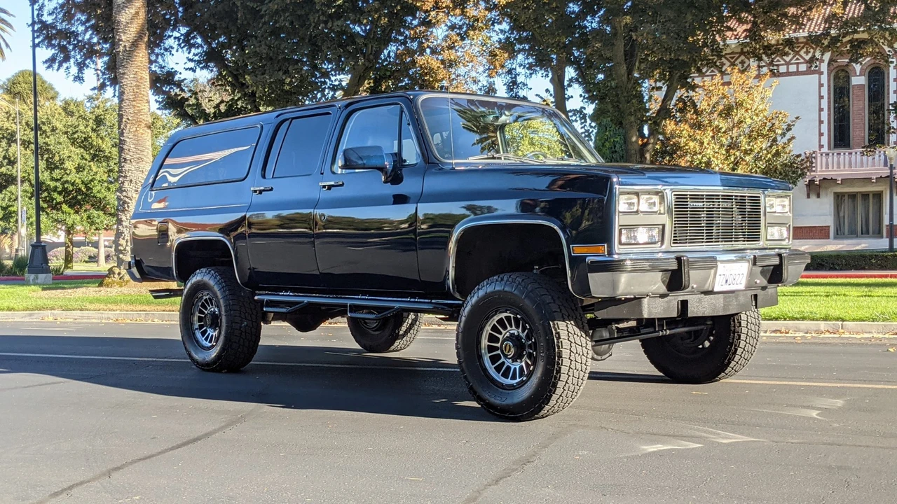 1991 GMC Suburban 7th Gen - Image 3 of 31