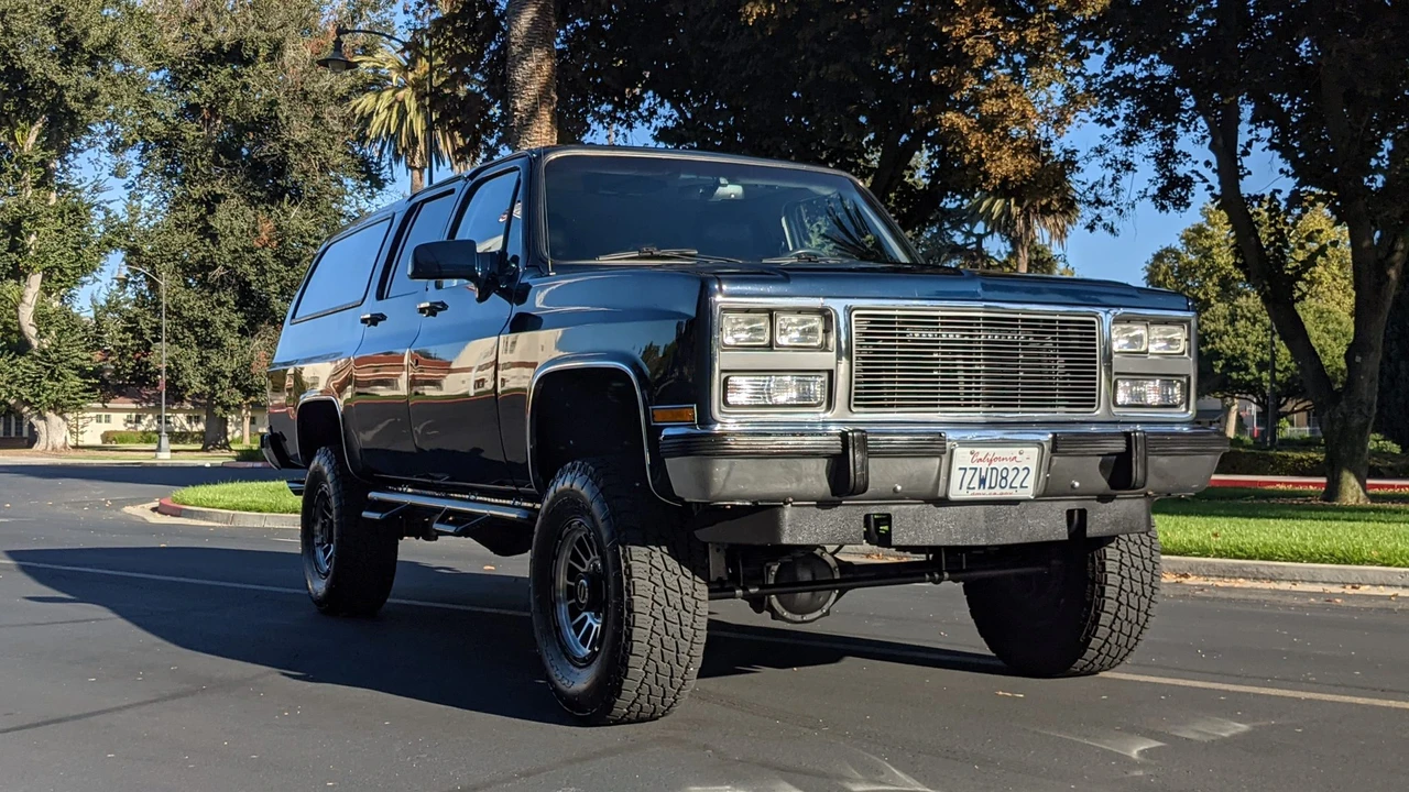 1991 GMC Suburban 7th Gen - Image 4 of 31