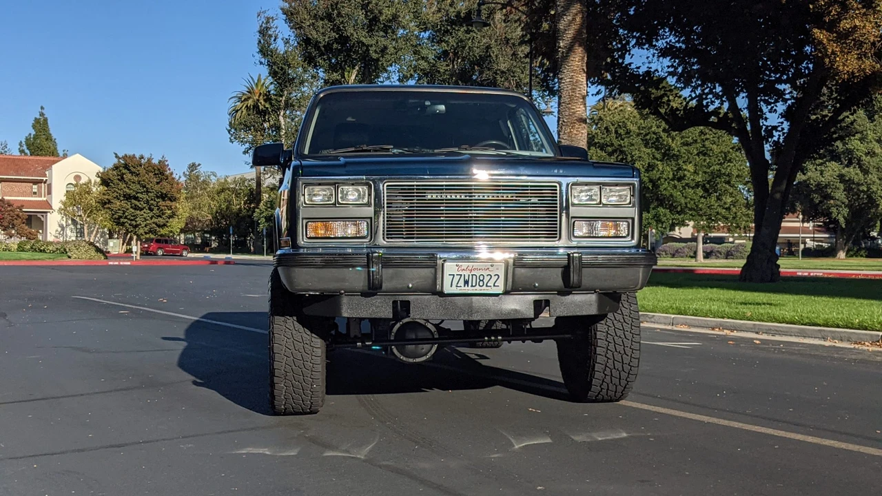 1991 GMC Suburban 7th Gen - Image 5 of 31