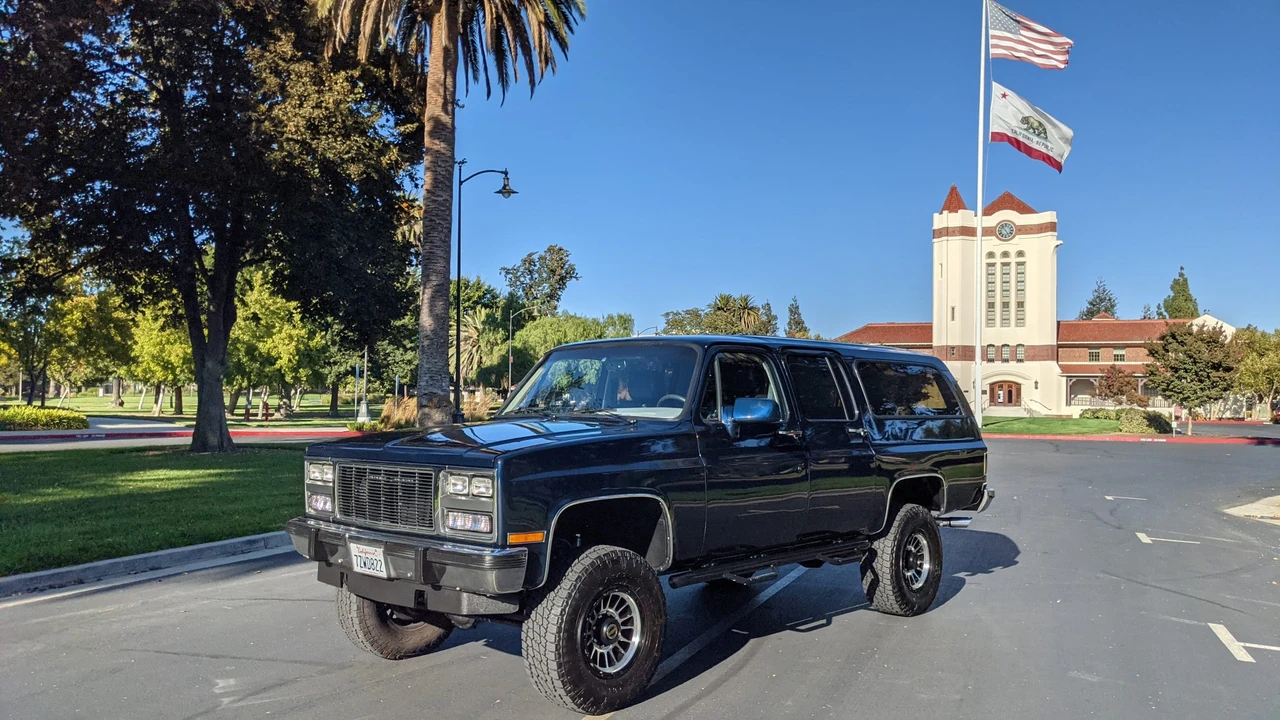 1991 GMC Suburban 7th Gen - Image 2 of 31