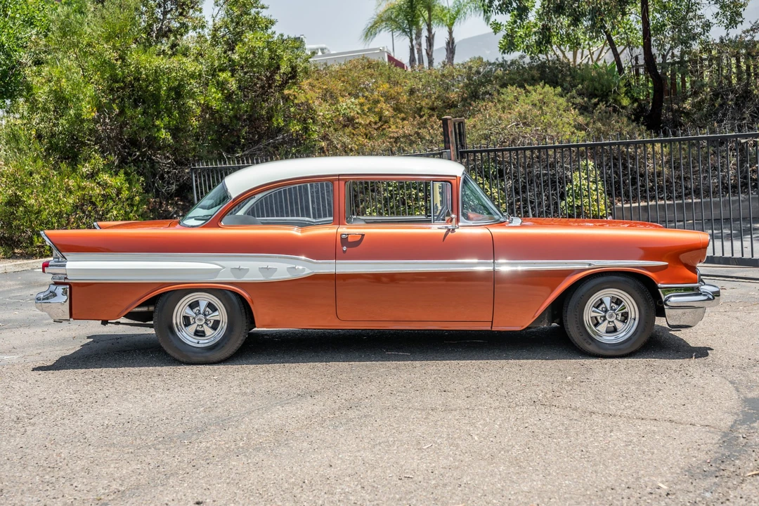 1957 Pontiac Chieftain - Image 6 of 31