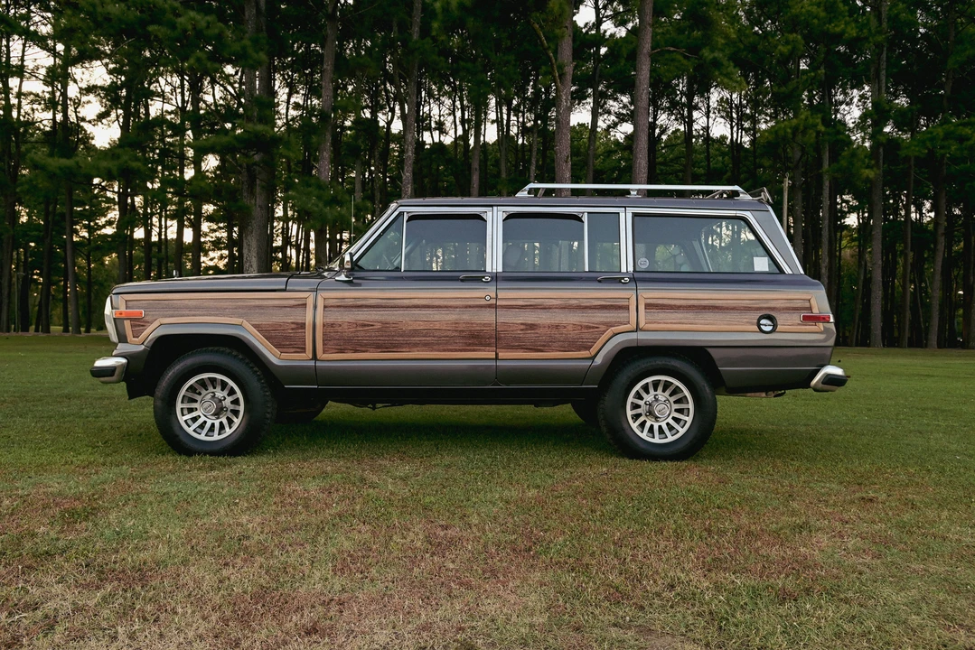 1988 Jeep SJ Grand Wagoneer - Image 5 of 31