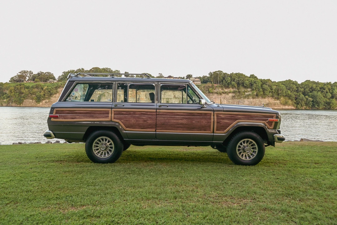 1988 Jeep SJ Grand Wagoneer - Image 11 of 31