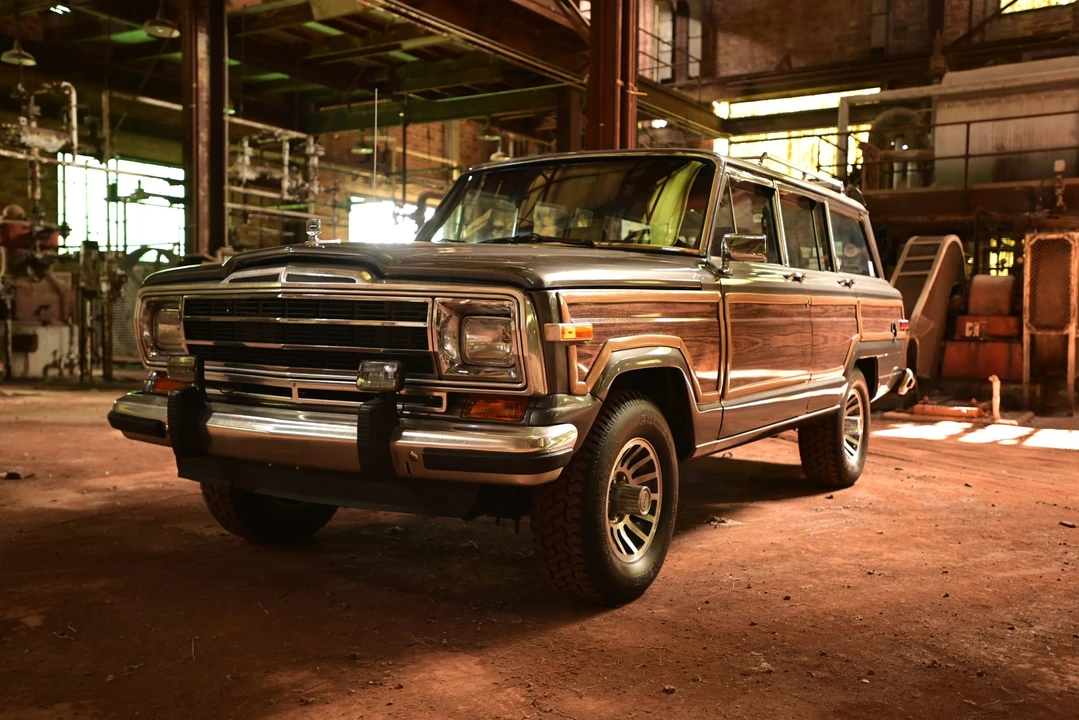1988 Jeep SJ Grand Wagoneer - Image 15 of 31