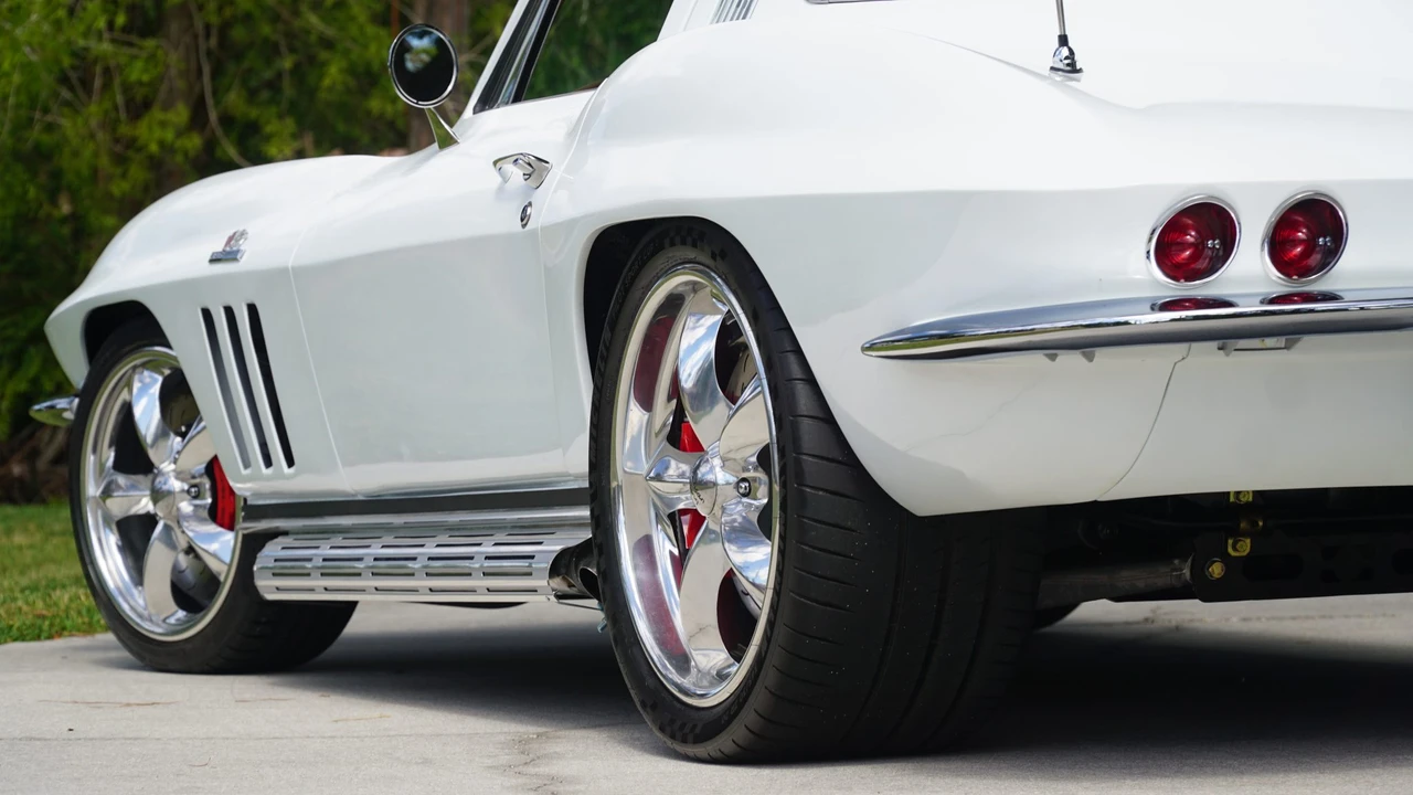 1965 Chevrolet Corvette C2 - Image 21 of 31