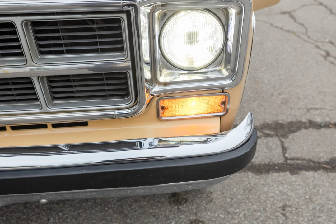 1977 GMC Suburban 6th Gen - Image 12 of 31