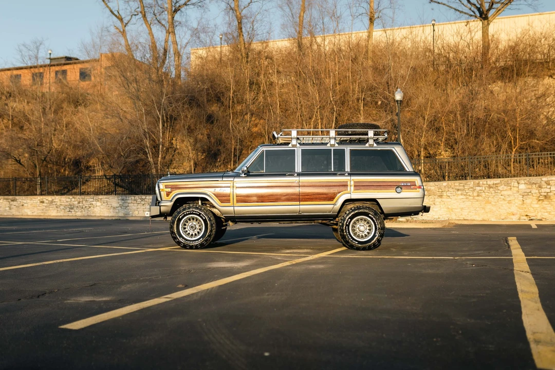 1988 Jeep SJ Grand Wagoneer - Image 7 of 31