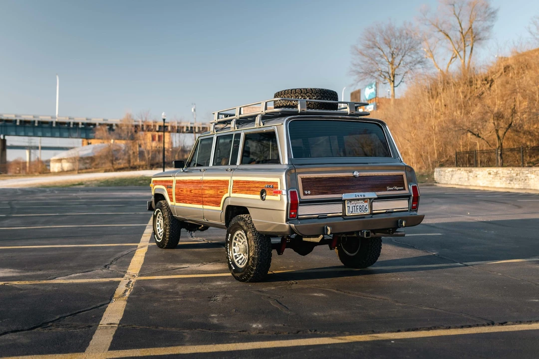 1988 Jeep SJ Grand Wagoneer - Image 8 of 31
