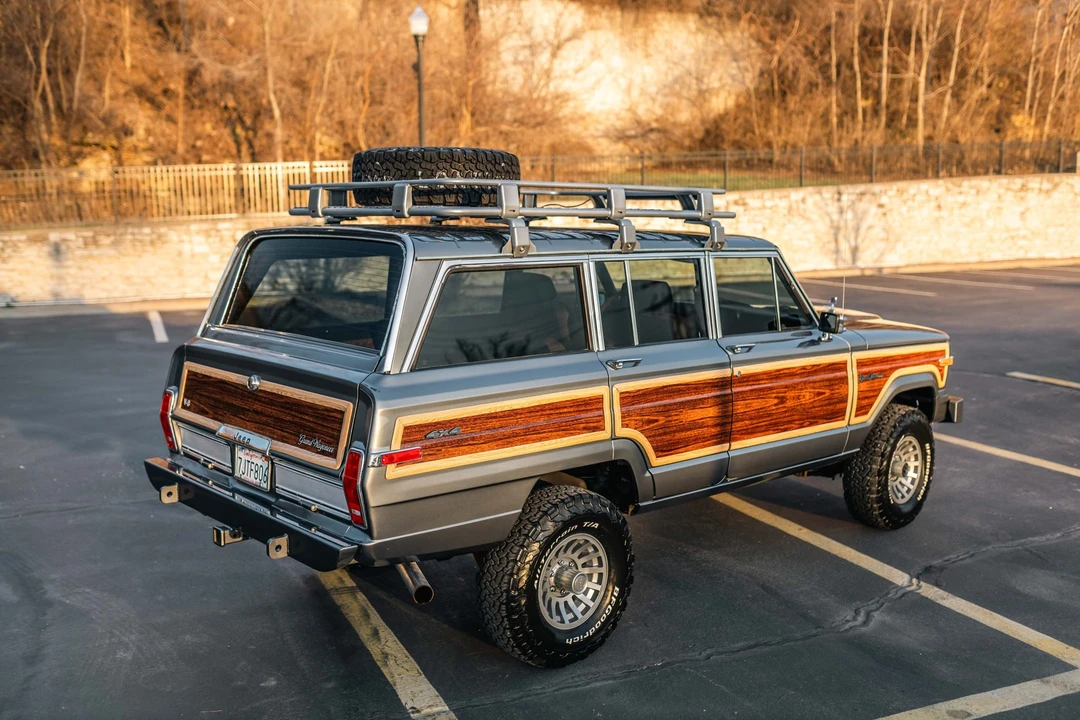 1988 Jeep SJ Grand Wagoneer - Image 17 of 31
