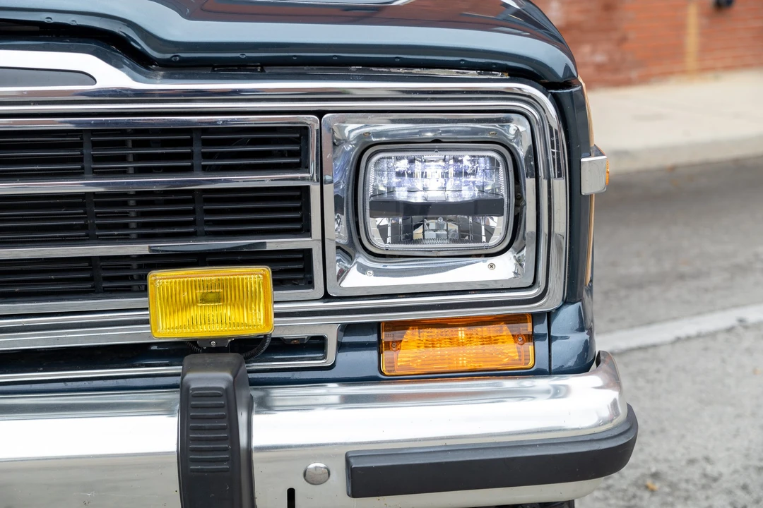 1989 Jeep SJ Grand Wagoneer - Image 13 of 31