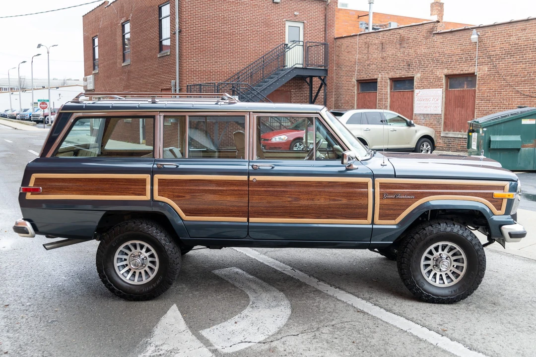 1989 Jeep SJ Grand Wagoneer - Image 7 of 31