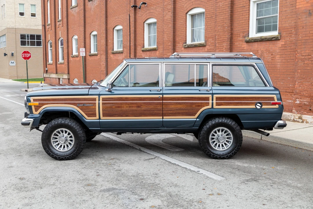 1989 Jeep SJ Grand Wagoneer - Image 11 of 31
