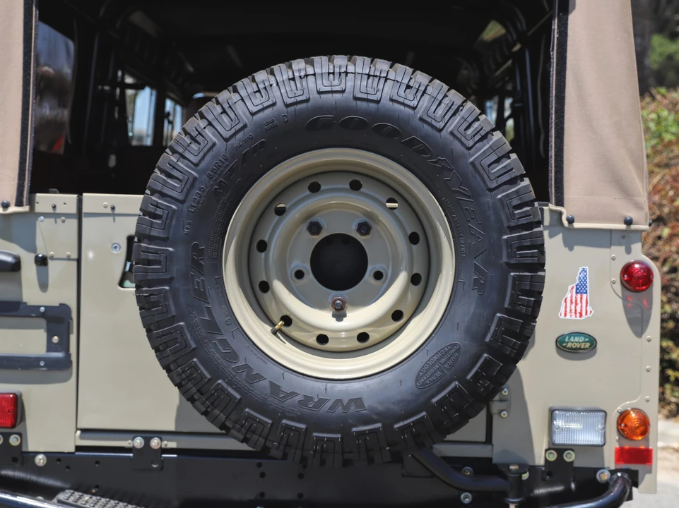 1995 Land Rover Defender 110 - Image 17 of 31