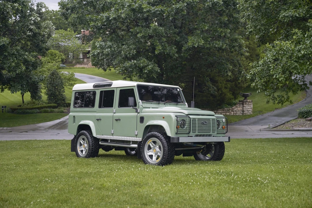 Land Rover Defender 110 - Image 5 of 31