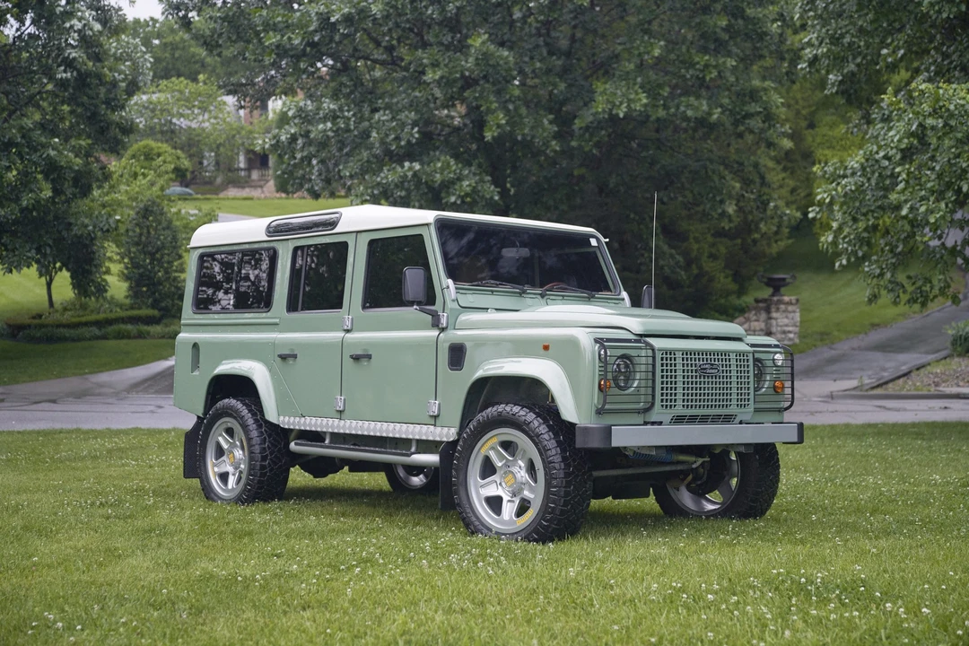 Land Rover Defender 110 - Image 7 of 31