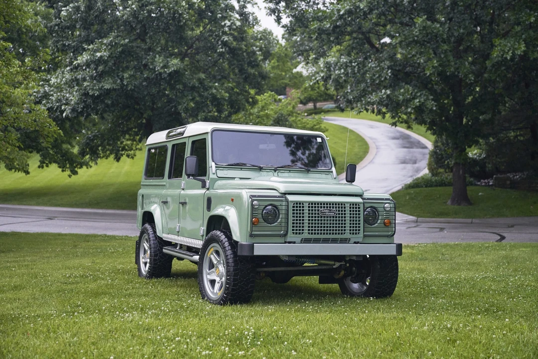 Land Rover Defender 110 - Image 8 of 31