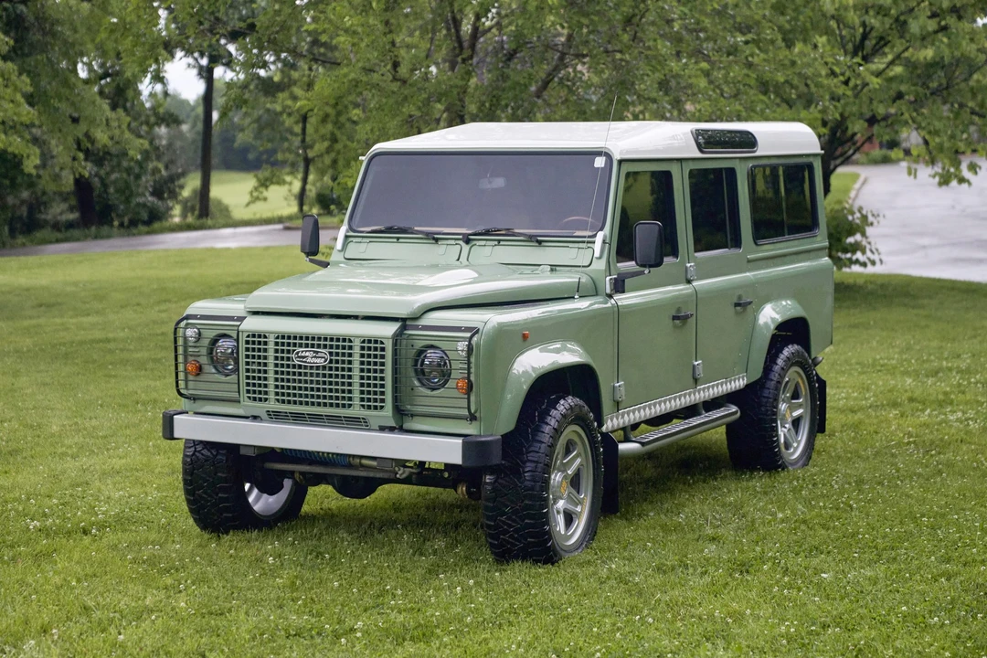 Land Rover Defender 110 - Image 12 of 31