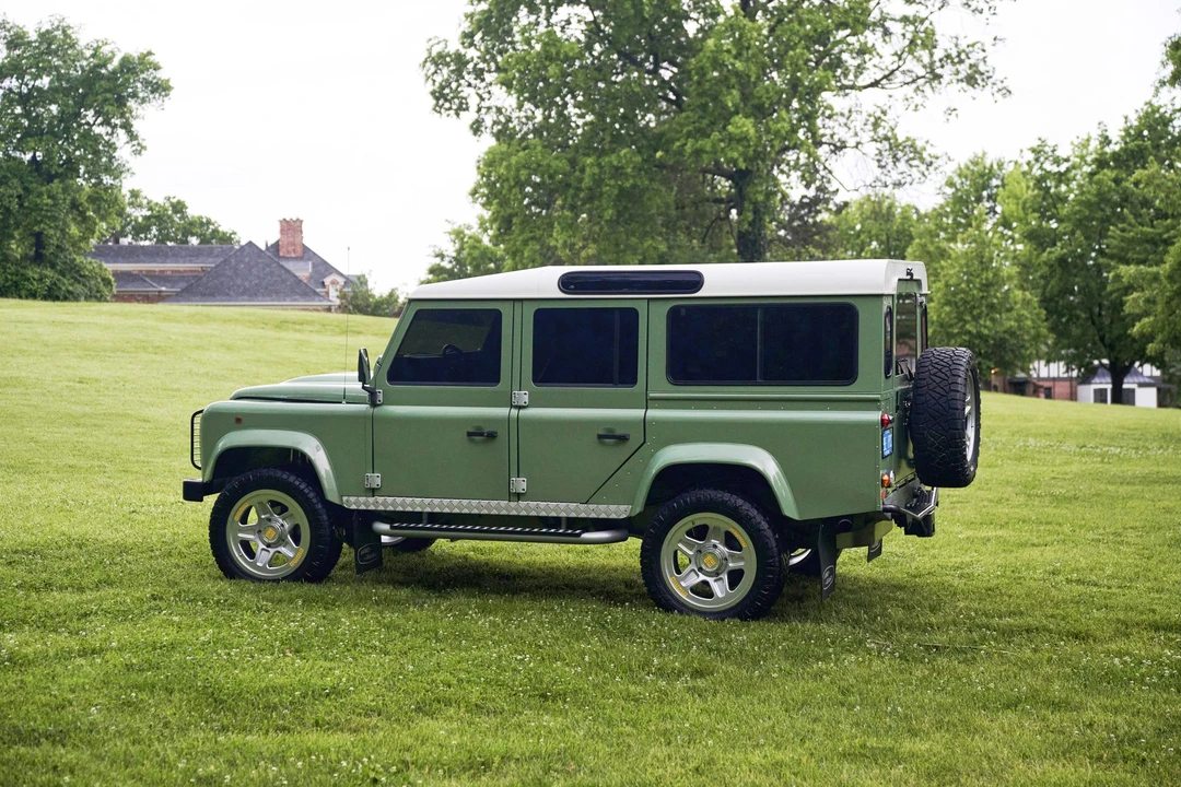 Land Rover Defender 110 - Image 16 of 31
