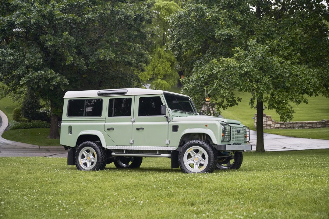 Land Rover Defender 110 - Image 4 of 31